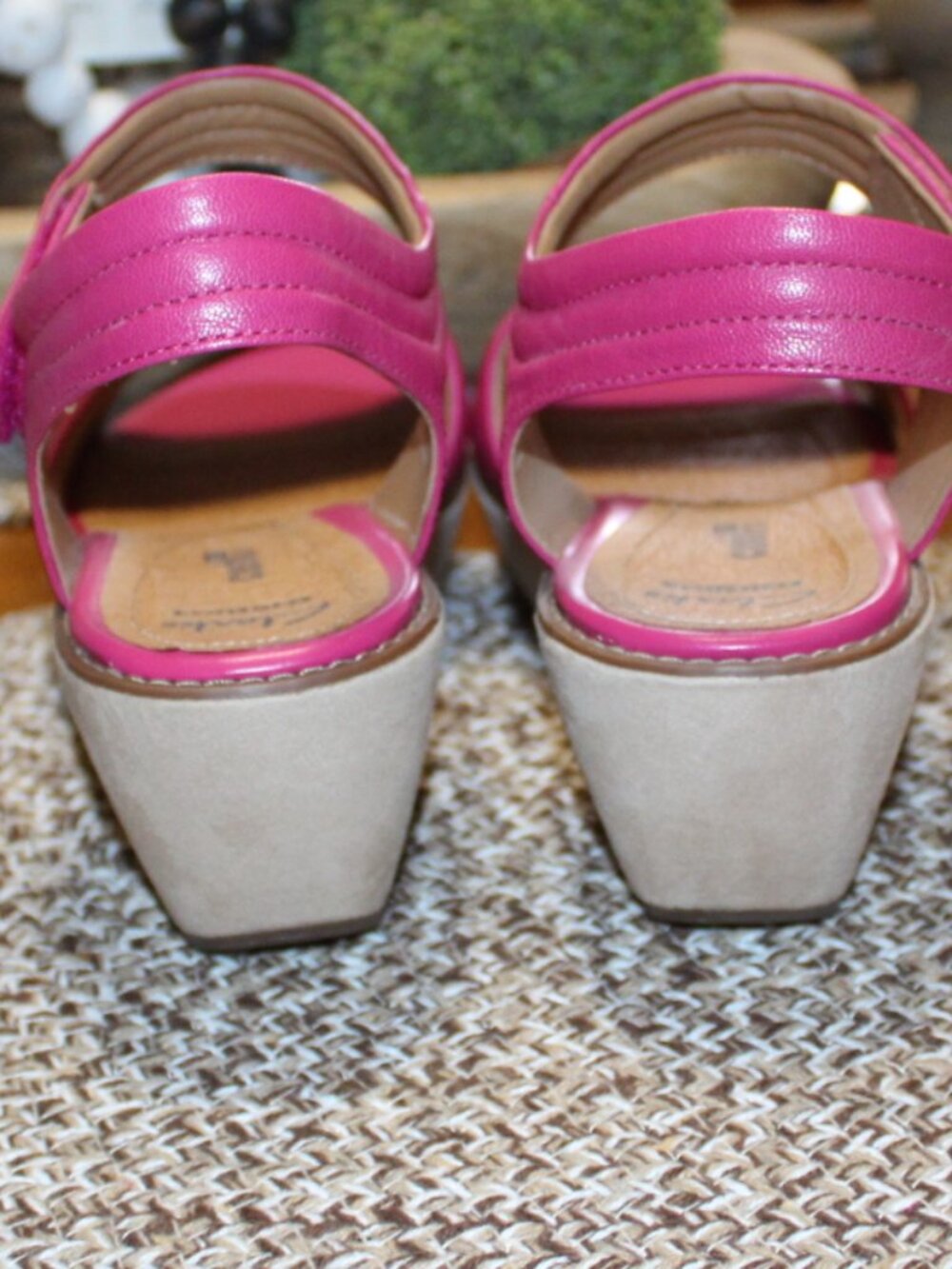 NWT Clark Hazelle Alba Quilted strap wedge sandals 9 1/2 WIDE FABULOUS!! - Picture 10 of 13